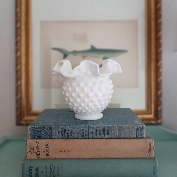 Vintage milk glass vase - Picture 2 of 9